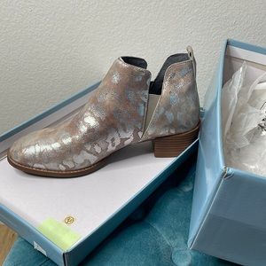 NWT Seychelles leopard tan booties
